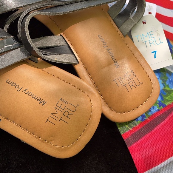 NWT Time and Tru Memory Foam Black & Tan Strappy Sandals Big Toe Loop Slip On 7 - Picture 6 of 12